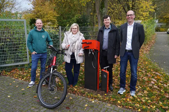 Bürgermeisterin Susanne Stupp, der Beigeordnete Andreas Pöttgen (2.v.r.), Schulleiter Björn Küper (r.) und Lehrer Florian Braun (l.) weihten die Radreparaturstation ein.  | Foto: Stadt Frechen
