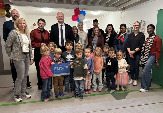 Ministerin  Josefine  Paul  überreichte  Dagmar  Alt  (2.v.l.),  Leiterin  der  städtischen Kindertagesstätte  „Villa  Kunterbunt“,  und  ihrem  Team  im  Beisein  des  französischen Generalkonsuls  Dr.  Etienne  Sur  (4.v.l.),  der  ersten  stellvertretenden  Bürgermeisterin Elisabeth  Rehmann  (6.v.l.),  Michael  Kahsnitz  (6.v.r.),  dem  Vorsitzenden  des Jugendhilfeausschusses,  Dezernentin  Nina  Löbbert  (4.v.r.)  sowie  dem Elternbeiratsvorsitzenden Simon George (1.v.l.) die offizielle Plakette.  | Foto: Stadt Pulheim