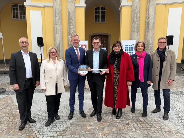 Symbolische Schlüsselübergabe (v.l.n.r.): Michael Neuß (Leitung der BLB NRW Niederlassung Köln), Marion Duisberg (Dezernentin für Liegenschaft der Universität Bonn), Dr. Dirk Günnewig (Staatssekretär im Ministerium für Finanzen des Landes Nordrhein-Westfalen), Holger Gottschalk (Kanzler der Rheinischen Friedrich-Wilhelms-Universität Bonn), Gabriele Willems (Geschäftsführerin des BLB NRW), Dr. Ursula Sautter (Bürgermeisterin der Stadt Bonn) und Werner Ockenfels (Projektverantwortlicher im BLB NRW).  | Foto: BLB NRW