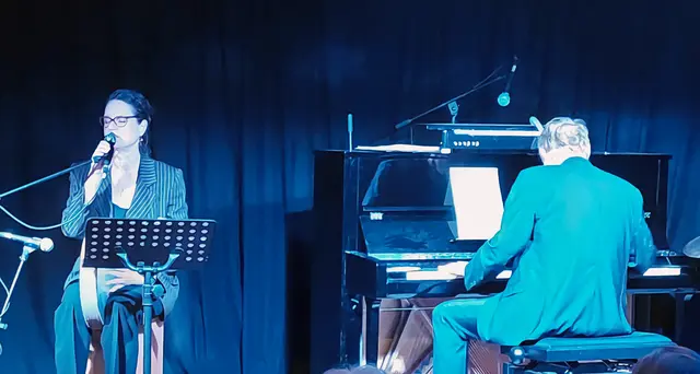 Für die musikalische Atmosphäre sorgte Jazzpianist Bernd Kämmerling gemeinsam mit der Sängerin Alexandra Naumann. Neben bekannten Jazzstandards bereicherten eigene Kompositionen das Programm und gaben dem Konzert eine besonders persönliche Note.   | Foto: Regina Reiners