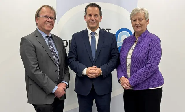 Bürgermeister Frank Keppeler mit seinen Vertretern Elisabeth Rehmann (CDU, r.), Erste Stellvertretende Bürgermeisterin, und  Elmar  Brix  (SPD, l.), Zweiter Stellvertretender Bürgermeister.  | Foto: Stadt Pulheim