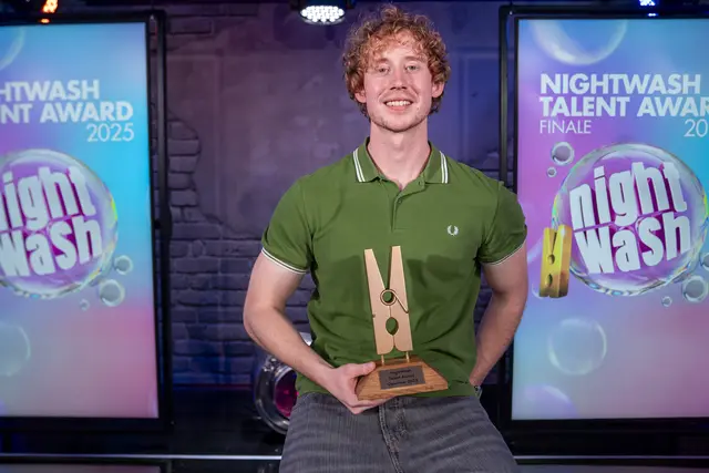 Vincent Tophoven aus Kommern gewann beim NightWash Talent Award.  | Foto: Brainpool Live Entertainment/Guido Schröder