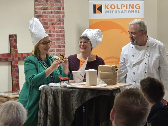 Als Gast durften die Teilnehmer auch die bekannte Fernsehmoderatorin Yvonne Willicks (links) begrüßen.   | Foto: Kolpingsfamilie Spich