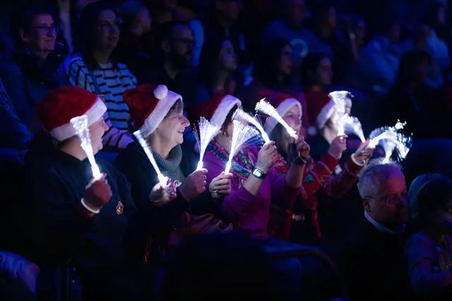 Gut ausgerüstet zum Mitsingkonzert.  | Foto: Ari Holz