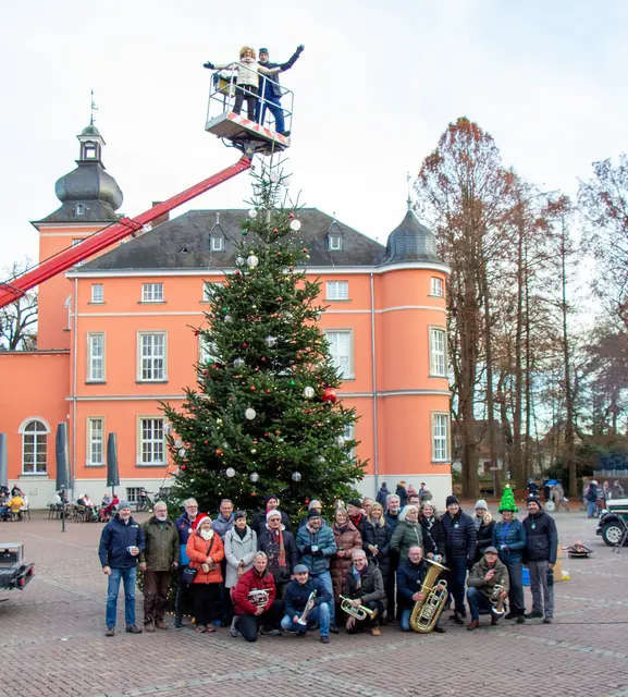 Sehr zufrieden mit dem Ergbnis zeigten sich die Rotarier und ihre Helfer nach dem Baumschmücken.  | Foto: Rotary Troisdorf