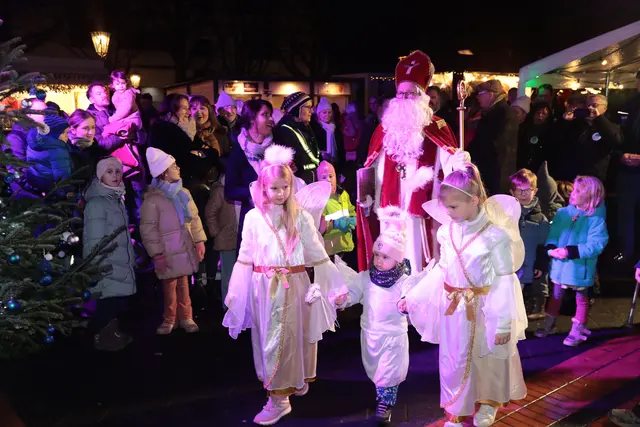 Selbst der heilige Nikolaus machte Halt am Adventsmarkt. | Foto: we