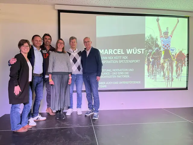 Ex-Rennradprofi Marcel Wüst (3. von links) mit (von links:) Ivonne Kurtenbach, Thomas Arentz, Sonja Boddenberg, Andreas Wollweber und Andreas Grünewald vom Förderverein Pauline.  | Foto: Förderverein