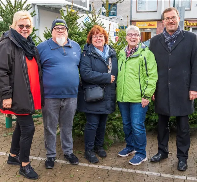 Freude über die Spende für das Projekt „Mahlzeit plus“ (von links): Birgit Biegel, Stephan Rick, Rosi Schmitz, Monika Faßbender und Michael Lunkenheimer.  | Foto: Orgateam