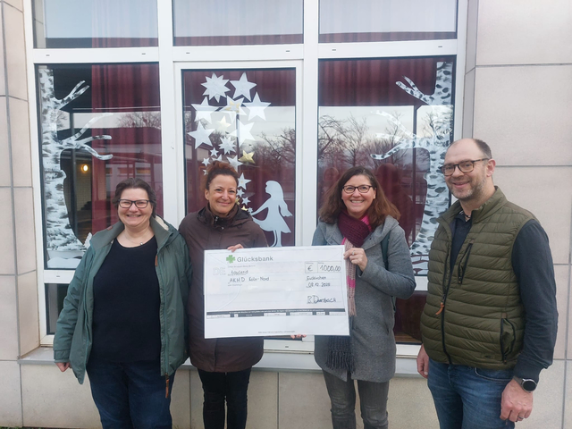 Friederike Hintz (Förderverein, v. l.), Natalie Poschen (AKHD), Stephanie Haine (AKHD) und Björn Dreesbach (AHKD) freuen sich über den Spendenscheck.  | Foto: GGS Kuchenheim
