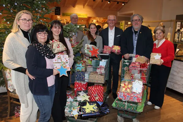 Der Vorsitzende der KSK-Euskirchen, Holger Glück (3.v.r.) sowie Danielle (r.) und Theo (4.v.l.) Bieger unterstützten die Mitarbeiterinnen des Euskirchener Kinderschutzbunds Petra Marian, Sabina Kronhof, Lena Wefers (v.l.) und den Geschäftsführer des Kinderschutzbundes im Kreis Euskirchen, Bernd Kolvenbach (2.v.l.), plus Stellvertreterin Sara Könen-Krolos (4.v-r.).fi | Foto: Kerstin Rottland/pp/Agentur ProPress