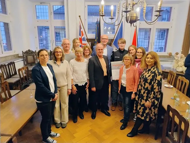 Der noch junge Verein „Schafsfreu(n)de e.V.“ um die Vorsitzende Iris Lochner (3.v.r.) wurde durch den Stiftungsvorsitzenden Thomas Roth (M.) und Bürgermeister Sebastian Glatzel (8.v.l.) mit dem Ehrenamtspreis ausgezeichnet.  | Foto: Mager/Stadt Bad Münstereifel