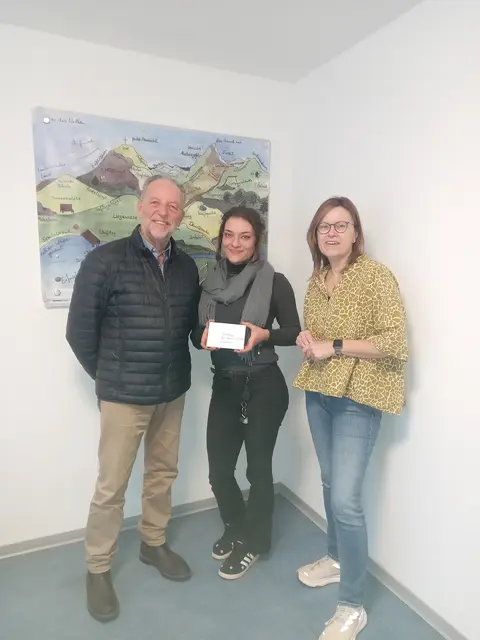 Gerd Weinand überreicht die Spende an Alesa Gasior (Bild Mitte), rechts Silke Galle, beide vom Frauenhaus.  | Foto: Jakobusfreunde