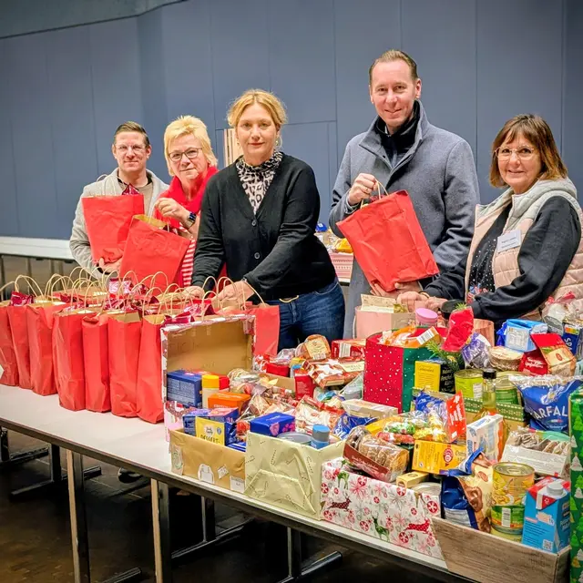 Gemeinsam übergaben (von links) die SPD-Ratsmitglieder Daniel 
Engel, Birgit Biegel, Susanne Meinel und René Wirtz die Weihnachtspakete an Tafel-Koordinatorin Regina Lunetta.  | Foto: SPD-Fraktion
