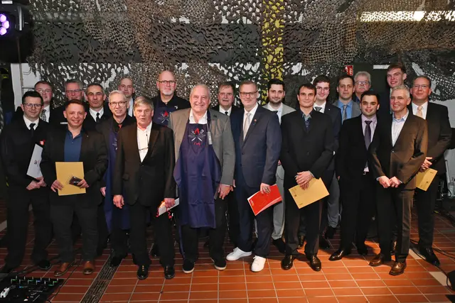 Geehrte und beförderte Mitglieder des Löschzugs Pulheim: (v.l.) Daniel Oliviero, Felix Werner, Martin Herzog, Peter Fenkl, Paul-Josef Kremer, Volker Porzig, Timo Fürstenberg, Dieter Bober, Uwe Wagner, Fredy Boon, Meinhard Kutzner, Marcus Lechner, Marvin Schäfer, Lutz Klören, Tobias Hanisch, Bastian Matthias, Wolfgang Schmitt, Luca Oppelt, Michel Dornhege, Wendelin Polich und Christian Remacly.  | Foto: Feuerwehr Pulheim