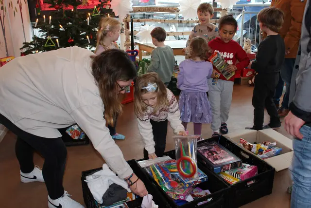 Tafel-Chef Wolfgang Weilerswist lobte den eifrigen Einsatz der Kinder, die ihm stolz ihre gespendeten Spielsachen zeigten. | Foto: Kerstin Rottland/pp/Agentur ProfiPress