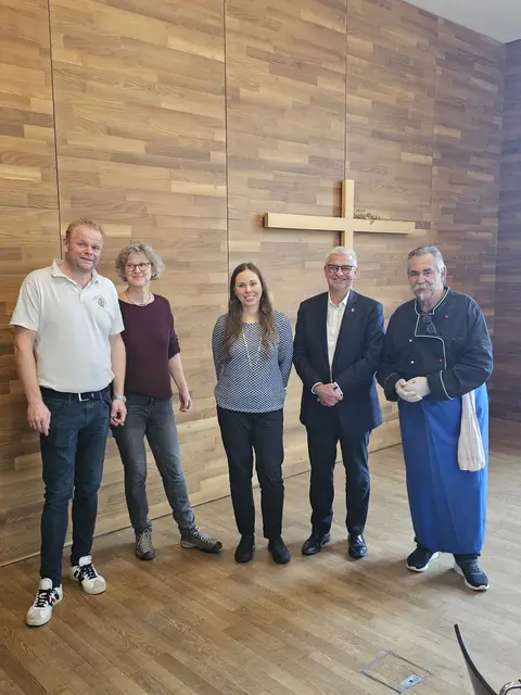 Thomas Klose, Valeria Aebert (Katholische Kirche), Tetiana Vasylenko (Übersetzerin), Bürgermeister Dr. Marc Prokop und Josef Sturm (von links). | Foto: Stadt Brühl