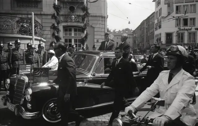 Bundeskanzler Konrad Adenauer (r.) und US-Präsident John F. Kennedy im Juni 1963 am Alten Rathaus.  | Foto: Stadtarchiv und Stadthistorische Bibliothek