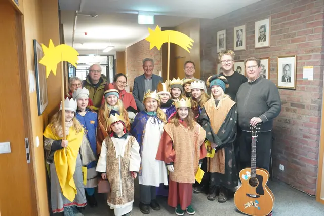 Die Sternsinger aus Roisdorf besuchten zum Abschluss ihrer Aktion das Bornheimer Rathaus. Dort wurden sie von Vertretern der Stadt empfangen und brachten mit Liedern und dem Kreidezeichen den Segen – zugleich sammelten sie fast 6.200 Euro für Kinder in Not weltweit.  | Foto: Stadt Bornheim
