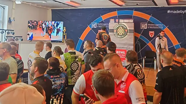 Walk-on-Songs, Kameras und eine Bühne unterstreichen die QUalität der 5. Stadtmeisterschaft in Schleiden und die Einsatzbereitschaft der JGV Olef.  | Foto: Jan Becker