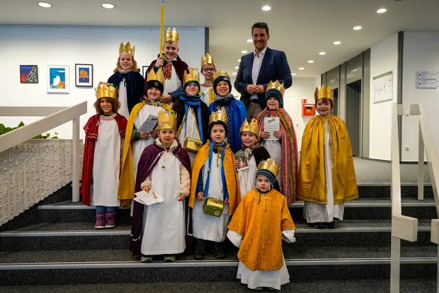 Gruppenfoto der Sternsinger im Troisdorfer Rathaus mit Bürgermeister Alexander Biber.   | Foto: Stadt Troisdorf