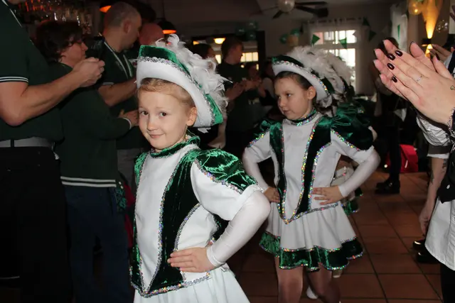 Einmarsch der kleinen KG Grün-Weiß.  | Foto: KG