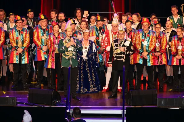 Voll auf der Bühne und im Saal war es bei der gemeinsamen Herrensitzung der Husaren Grün-Weiss und Schwarz-Weiss im Rhein Sieg Forum.  | Foto: KG Husaren Grün-Weiss