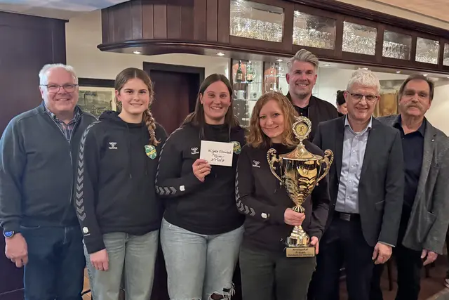 Der Volksbank-Oberberg-Pokal geht an die HC Gelpe/Strombach.   | Foto: Volksbank Oberberg