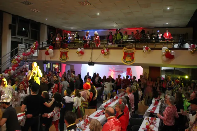Die Aula der Hauptschule wurde für einen Abend zum „Gürzenich von Kendenich“ – ein Aufwand der sich lohnt.   | Foto: Burgknappen Kendenich