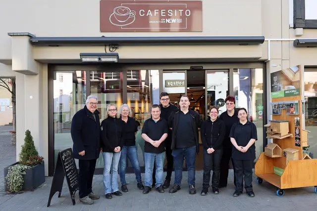 Michael Nücken (links) freut sich, dass die NE.W mit ihrem Cafésito unter der Leitung von Reka Cserei (2.v.l.) und ihrem Team aus NE.W-Beschäftigten und Mitarbeitenden seinem Geburtshaus, besser bekannt als Haus Melder, weiterhin Leben einhaucht. | Foto: Michael Thalken/Eifeler Presse Agentur/epa