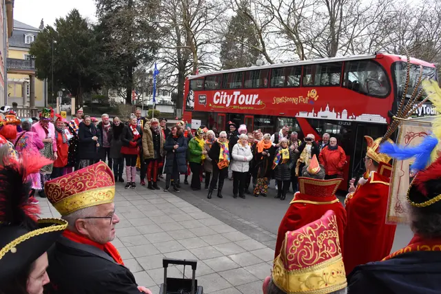 Vor der kurfürstlichen Zeile in Bad Godesberg wartete das Bad Godesberger Prinzenpaar, Prinz Gregor und Godesia Eva, auf die jecken Reisenden der Stadtrundfuhrt mit einer Polonaise und einem Fototermin vor dem Stadtrundfahrt-Bus.  | Foto: AS