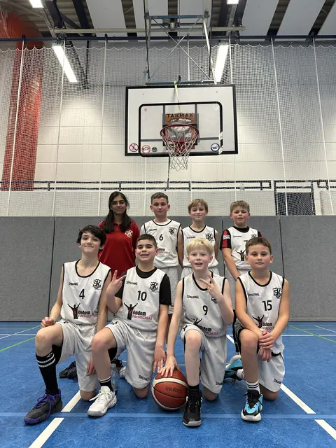 Trainerin Alisha Iqbal von KAHRAMANLAR - Die Brühler Helden mit der Mannschaft der U12 der Jungs. | Foto: KAHRAMANLAR - Die Brühler Helden