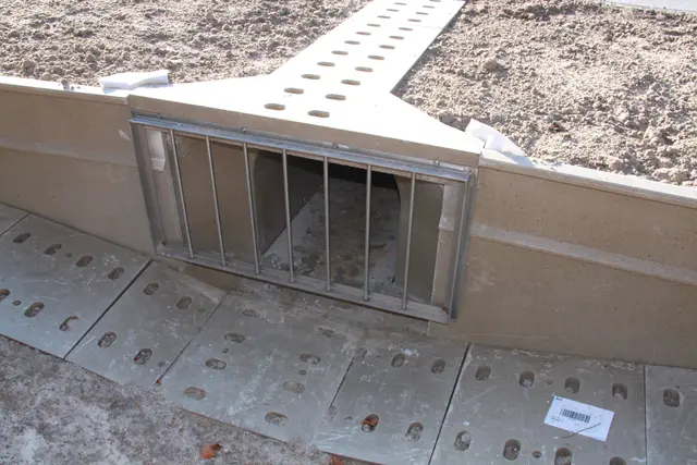 Durch den Krötentunnel zum Laichgewässer. Seit 14 Jahren schützen die Quarzwerke Frechen ihre Amphibienpopulation durch einen Tunnel aus Polymerbeton.   | Foto: Archiv/Quarzwerke