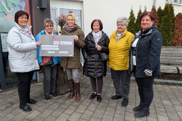  Die kfd Sechtem spendet 965 Euro an den GFO-Förderverein (von links): Margret Baumann, Renate Bültena. Charlotte Cornelißen (GFO Förderverein), Uschi Düster, Roswitha Braun und Renate Altendorf.  | Foto: Frank Engel-Strebel