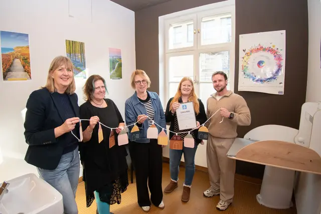 Gemeinsam für Babys und Eltern: Gleichstellungsbeauftragte Stephanie Clemens-Krämer, Silke Kovar von der Stadtbibliothek, Dr. Julia Wedel von der Volkshochschule, Elena Erpenbach von der Gleichstellungsstelle und Dominik Ben Moussa vom Personal- und Organisationsamt stellen den neuen Still- und Wickelraum im Haus der Bildung vor. | Foto: S. Engst/Bundesstadt Bonn