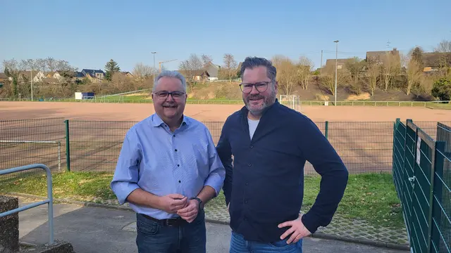 Thomas Klug (l.) und Björn Burzinski bemühen sich um den Kunstrasenplatz in Kendenich. 		 | Foto: CDU-Fraktion