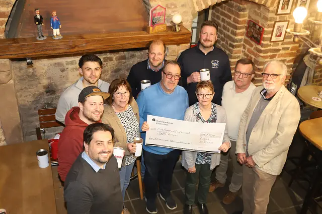 Im Gardequartier der Prinzengarde herrschte beste Stimmung, denn das Ergebnis der gemeinsamen Spendenaktion kann sich mehr als sehen lassen.   | Foto: Florian Heller