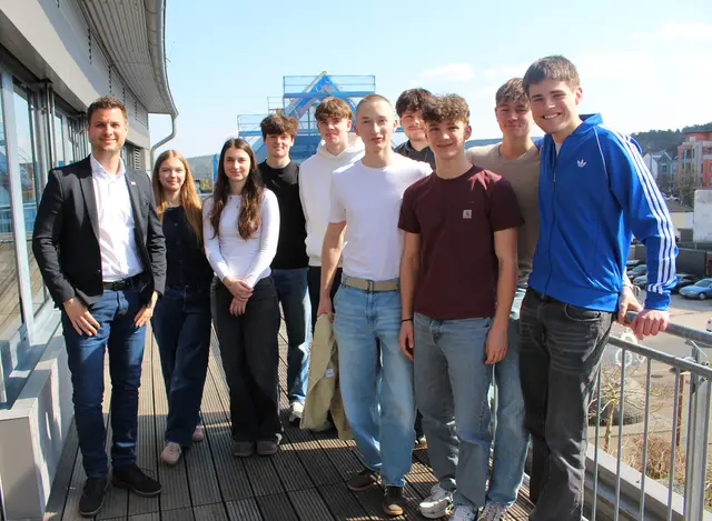 Der GAT-Leistungskurs Sozialwissenschaften/Wirtschaft traf kürzlich den Mechernicher Bürgermeister Michael Fingel im Rathaus. | Foto: Bernhard Karst/GAT/pp/Agentur ProfiPress