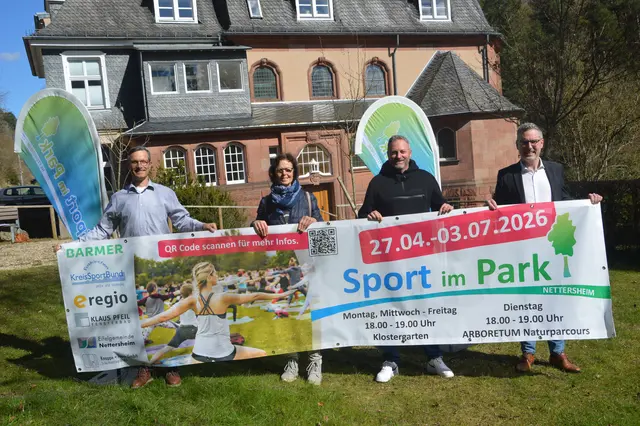 v. l.: Markus Strauch (Kreissportbund), Trainerin Gaby Nelles, Guido Otten (BARMER) und Bürgermeister Norbert Crump präsentieren im Klostergarten das Programm „Sport im Park“. | Foto: Uschi Mießeler