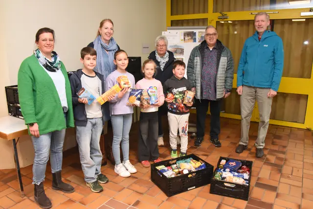 Insgesamt 15 vollgepackte Kisten mit Lebensmittelspenden übergaben Schülerinnen und Schüler aus dem Spendenparlament der Schule der Berkumer Grundschule an die ZUGABE-Teammitglieder. 	 | Foto: AS