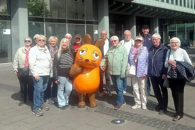 Gruppenfoto mit Maus: Die Butennördeer machten eine Stippvisite zu den Rundfunkstudios nach Köln. | Foto: Frank Engel-Strebel