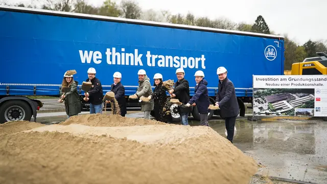V.l.n.r.: Jennifer Trabant und Tobias Kemper (Köster Bau), Achim Kotz (BPW), Marco Lohau und Tuce Yilmaz (DD-Baumanagement), Markus Sommer (Köster Bau), Boris Arndt (BPW) und Bürgermeister Ulrich Stücker | Foto: BPW Bergische Achsen
