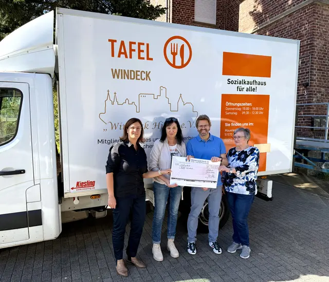 Vertreterinnen und Vertreter der CDU Windeck übergeben eine Spende aus dem Erlös des Skatturniers an die Windecker Tafel | Foto: CDU Windeck