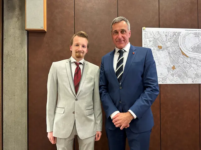 Bürgermeister Ralph Manzke gratuliert Maximilian Lampert zur neuen Funktion als Leitung des Ordnungsamtes der Stadt Wesseling ab dem 1. August 2026.  | Foto: Stadt Wesseling