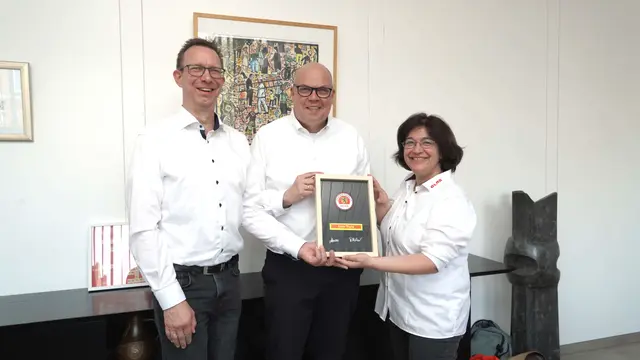 Die Vorsitzende Arezou Heuser und ihr Stellvertreter André Füchsel (l.) nahmen Bürgermeister Uwe Tietz als Schirmherrn in die Ortsgruppe Frechen der DLRG auf.  | Foto: Stadt Frechen
