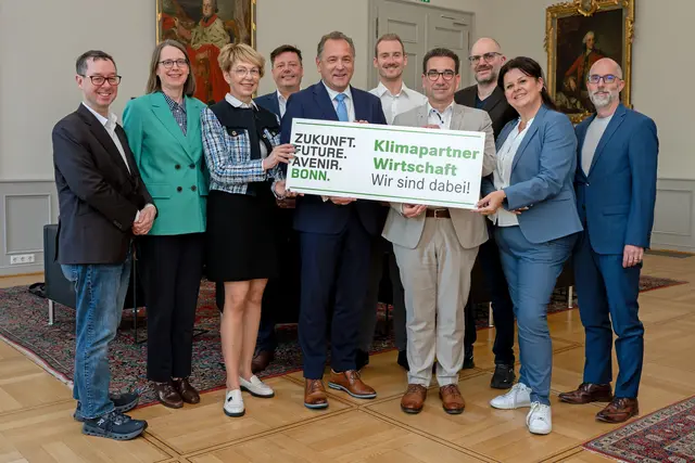 Drei neue Partner bereichern das Netzwerk Klimapartner Wirtschaft: OB Guido Déus (4. von rechts) begrüßte mit Wirtschaftsförderin Victoria Appelbe und Sven Schneider, Leiter des Service Center Wirtschaft,(links) Vertreterinnen und Vertreter der Unternehmen AOK Rheinland, DVGW Deutscher Verein des Gas- und Wasserfaches sowie RAL Deutsches Institut für Gütesicherung und Kennzeichnung.  | Foto: Sascha Engst/Bundesstadt bonn