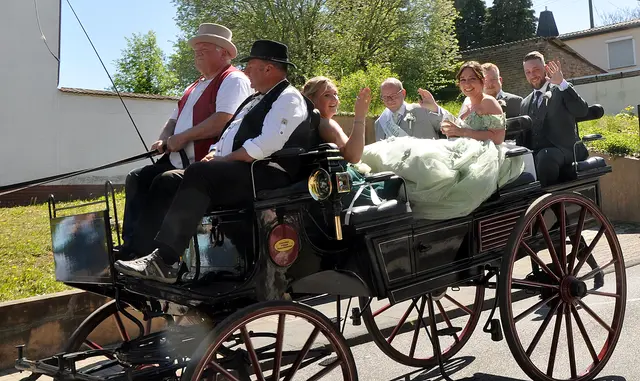 Das Kardorfer Maipaar Alina Busacker und Thomas Mandt ließ sich am Abend mit den Ehrenpaaren Pia Trimborn und Alex Pinsdorf sowie Julia Braf und Manfred Schwäbig beim Festzug in der Kutsche feiern. | Foto: fes
