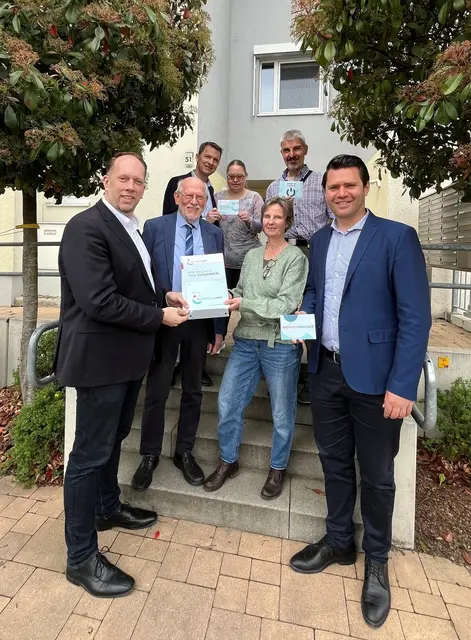 SozialstiftungNRW übergibt den Förderbescheid an das Paul Kraemer Haus Frechen (vorne v.l.): Marco Schmitz, Günter Oelscher, Britta Borchert, Thomas Okos sowie (hinten v.l.) Dr. Volker Anneken, Isabell Chatton und Jochen Rodenkirchen.  | Foto: GKS