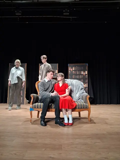 Der Literaturkurs brachte das Stück auf die Bühne der Wiehltalhalle.  | Foto: Lissa Korbel