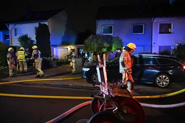 Feuerwehrleute im Einsatz bei einem Garagenbrand an der Kaiser-Otto-Straße in Brauweiler, der in der Nacht schnell unter Kontrolle gebracht werden konnte. | Foto: Feuerwehr Pulheim