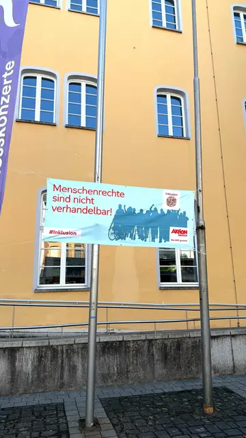 Ein Banner am Rathaus A in der Uhlstraße wies auf den Protesttag zur Gleichstellung von Menschen mit Behinderungen hin. | Foto: Stadt Brühl